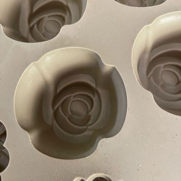 Pampered Chef silicone flower mold cupcakes candy - Picture 3 of 10